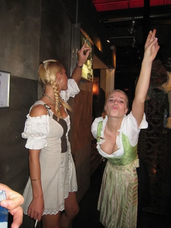 1485067972_9e5fdaa2e7_lederhosen_hot_girls_babes_sexy_oktoberfest_octoberfest_beer-588x783.jpg