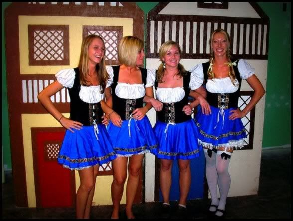 3935234783_42c78ff783_lederhosen_hot_girls_babes_sexy_oktoberfest_octoberfest_beer-588x443.jpg