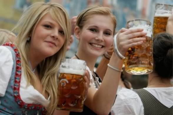 Oktoberfest-ElCajon2_lederhosen_hot_girls_babes_sexy_oktoberfest_octoberfest_beer-588x391.jpg