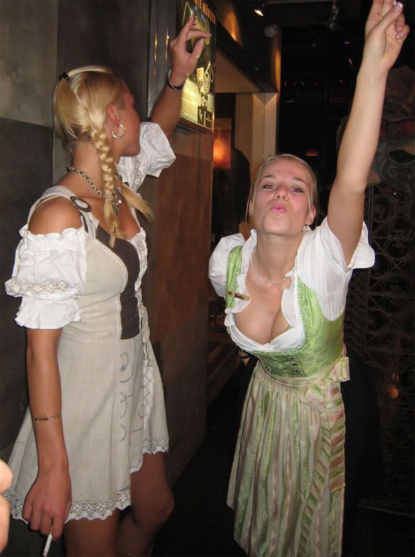 oktober-fest-girls-smoking.jpg